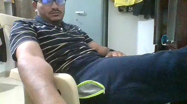 Snapshot of naughtymike0007 chatting on January 6, 4:44 pm naughtymike0007 online show from January 6, 4:44 pm