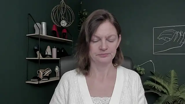 VivianWILD online show from November 27, 7:10 am