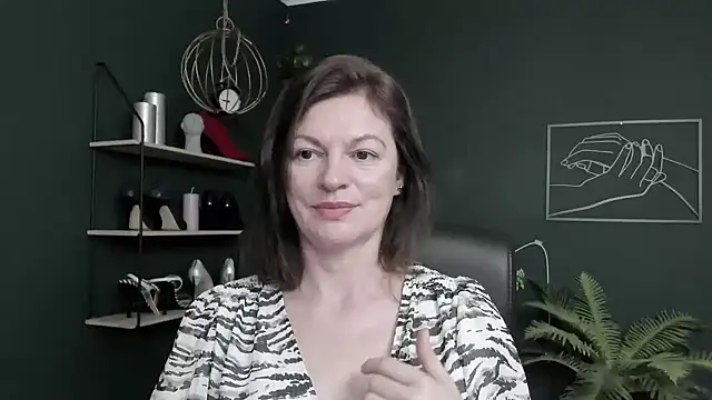Snapshot of VivianWILD chatting on June 18, 6:35 am VivianWILD online show from June 18, 6:35 am