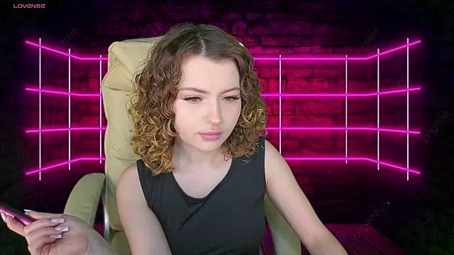 YesPussyClover online show from March 19, 9:05 pm