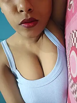 Snapshot of sexyindi_couple chatting on June 23, 7:28 am sexyindi couple online show from June 23, 7:28 am