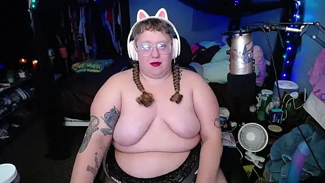 Snapshot of FatVeronica chatting on February 8, 5:40 am FatVeronica online show from February 8, 5:40 am