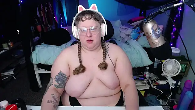 Snapshot of FatVeronica chatting on March 6, 2:29 pm FatVeronica online show from March 6, 2:29 pm