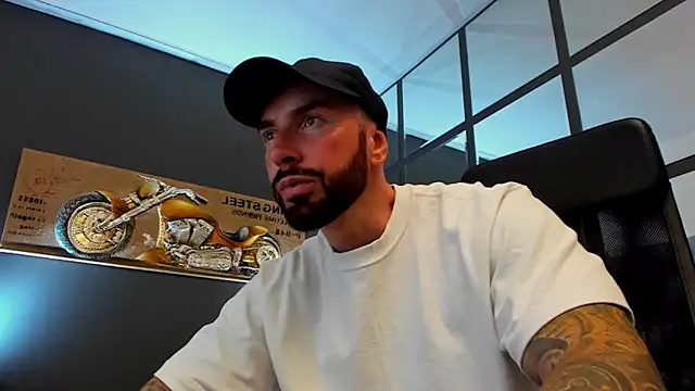 Snapshot of AronGrant chatting on June 18, 9:14 am AronGrant online show from June 18, 9:14 am