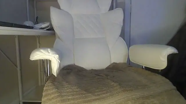 Snapshot of Tecsavy chatting on April 8, 3:50 am Tecsavy online show from April 8, 3:50 am