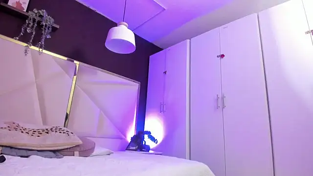 Snapshot of April_bowie chatting on October 28, 11:14 am April bowie online show from October 28, 11:14 am