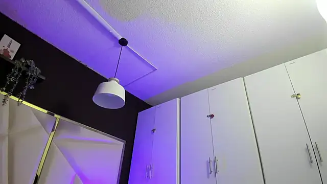 Snapshot of April_bowie chatting on October 29, 11:01 am April bowie online show from October 29, 11:01 am