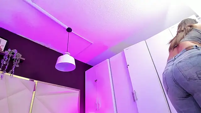 Snapshot of April_bowie chatting on November 7, 11:21 am April bowie online show from November 7, 11:21 am