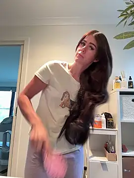 aus queen online show from February 6, 10:02 pm