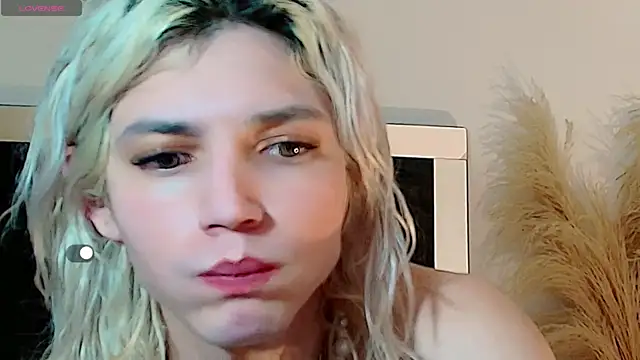 Snapshot of honey_skin chatting on July 17, 4:45 pm honey skin online show from July 17, 4:45 pm