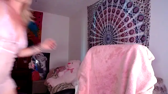 kellywildnnout online show from September 15, 3:01 pm