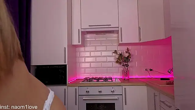 Snapshot of Naomi_Girly chatting on October 13, 3:01 pm Naomi Girly online show from October 13, 3:01 pm