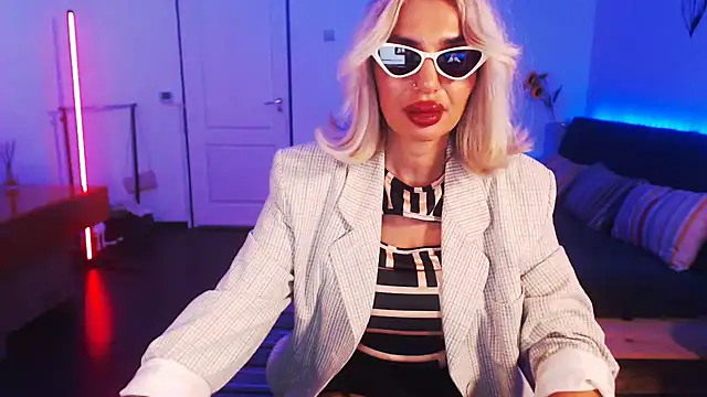 beauty chl0e online show from December 8, 3:21 am