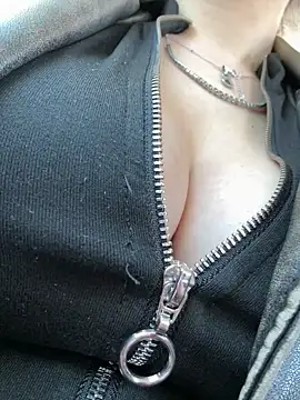 RiriRoseey online show from April 7, 7:42 am