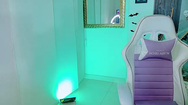 Madison Jackson online show from April 11, 7:07 pm