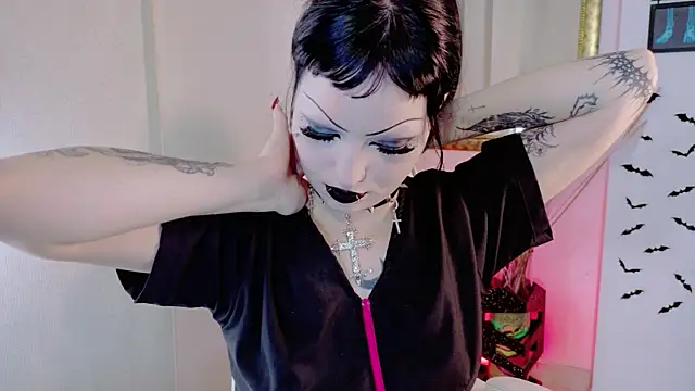 Madison Jackson online show from April 23, 8:00 pm