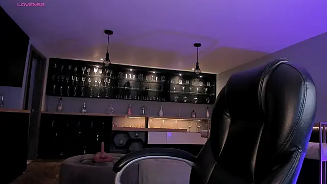 RoxanneHill  online show from December 21, 12:01 pm