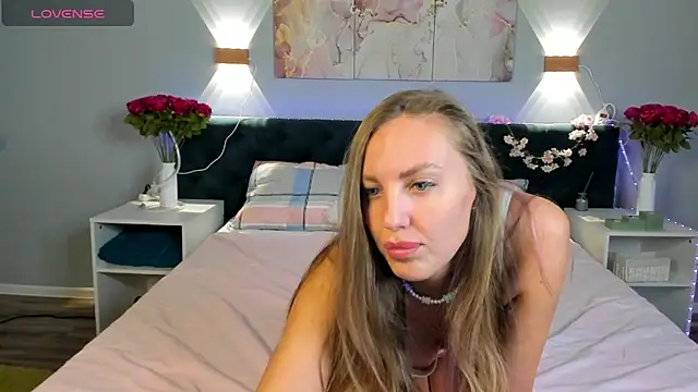 Kelly Hardy online show from March 21, 1:02 am