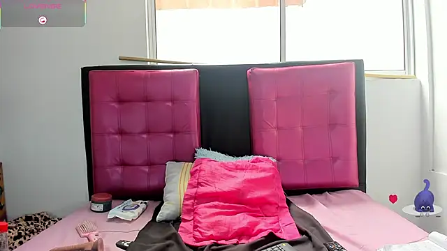 Snapshot of AlanaLars chatting on February 2, 6:17 pm AlanaLars online show from February 2, 6:17 pm