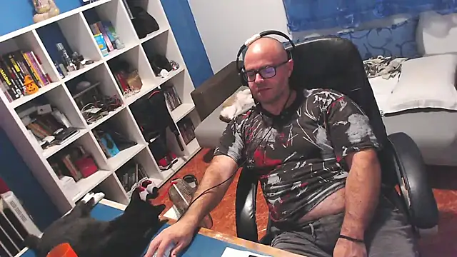 ravingr4d4 online show from October 7, 9:45 pm