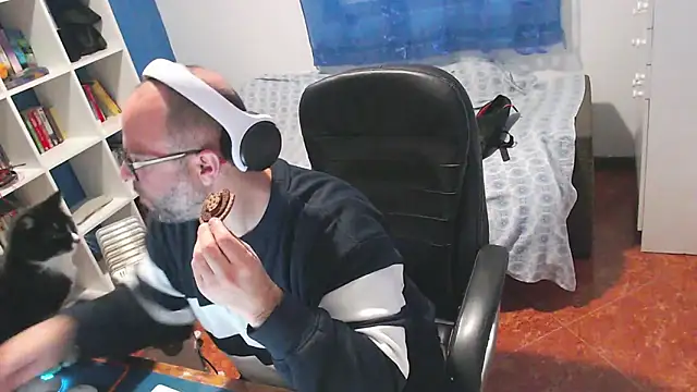 ravingr4d4 online show from February 9, 2:10 pm