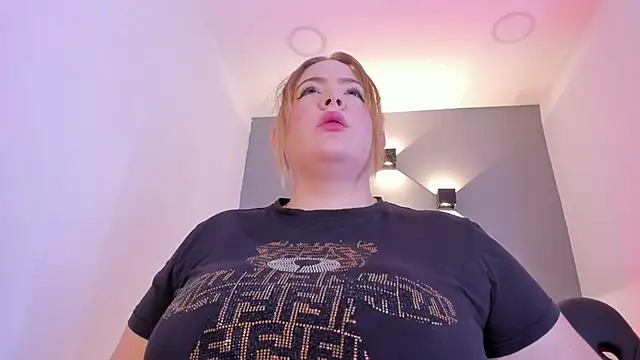 Snapshot of sophiarossee_ chatting on January 7, 1:14 pm sophiarossee online show from January 7, 1:14 pm