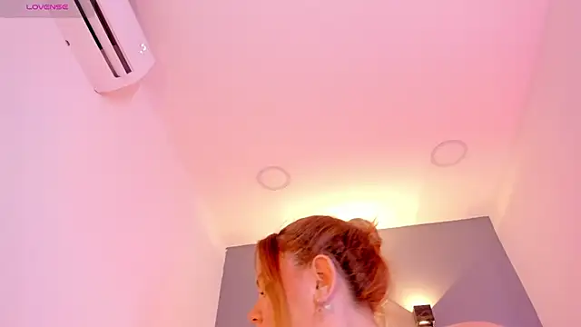 Snapshot of sophiarossee_ chatting on January 22, 2:56 pm sophiarossee online show from January 22, 2:56 pm