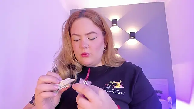 Snapshot of sophiarossee_ chatting on January 24, 12:31 pm sophiarossee online show from January 24, 12:31 pm