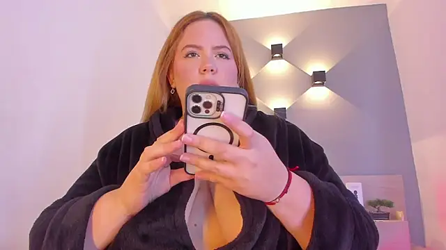 Snapshot of sophiarossee_ chatting on January 28, 6:28 pm sophiarossee online show from January 28, 6:28 pm