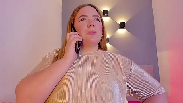 Snapshot of sophiarossee_ chatting on February 1, 12:37 pm sophiarossee online show from February 1, 12:37 pm