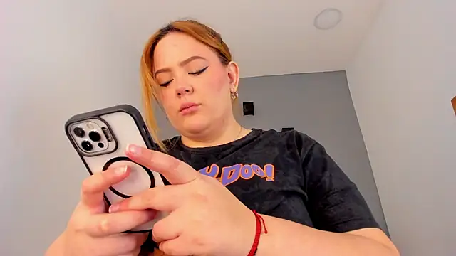Snapshot of sophiarossee_ chatting on February 15, 1:27 pm sophiarossee online show from February 15, 1:27 pm
