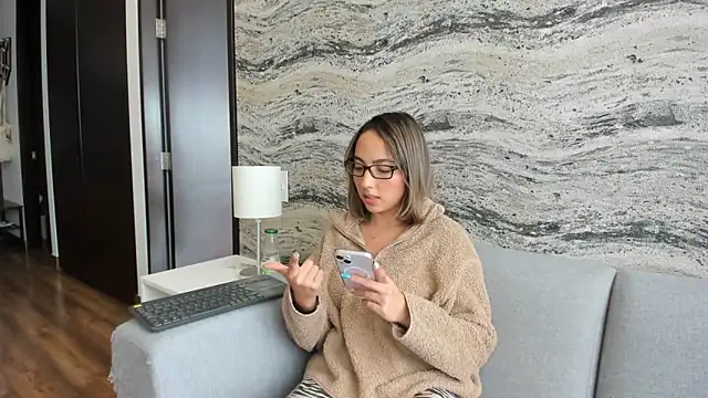 Snapshot of Sophi__a chatting on March 5, 8:10 pm Sophi a online show from March 5, 8:10 pm