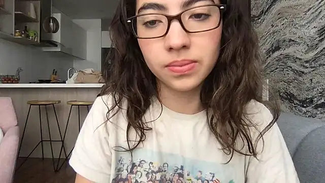 Sophi  a online show from March 27, 2:17 pm