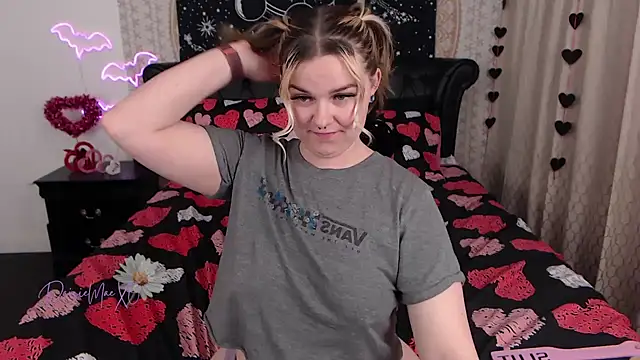 DaisieMaeXO online show from February 12, 1:30 am