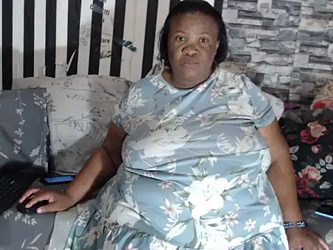 Snapshot of BigHotMatureXx chatting on February 4, 6:52 am BigHotMatureXx online show from February 4, 6:52 am