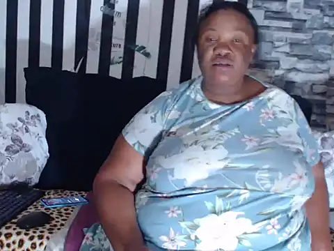 Snapshot of BigHotMatureXx chatting on February 7, 10:08 am BigHotMatureXx online show from February 7, 10:08 am