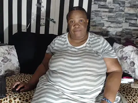 Snapshot of BigHotMatureXx chatting on February 19, 10:11 am BigHotMatureXx online show from February 19, 10:11 am