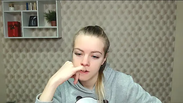 Snapshot of AliceFlirtt_ chatting on October 16, 8:15 am AliceFlirtt online show from October 16, 8:15 am