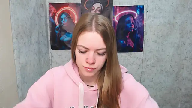 Snapshot of AliceFlirtt_ chatting on November 10, 9:19 am AliceFlirtt online show from November 10, 9:19 am