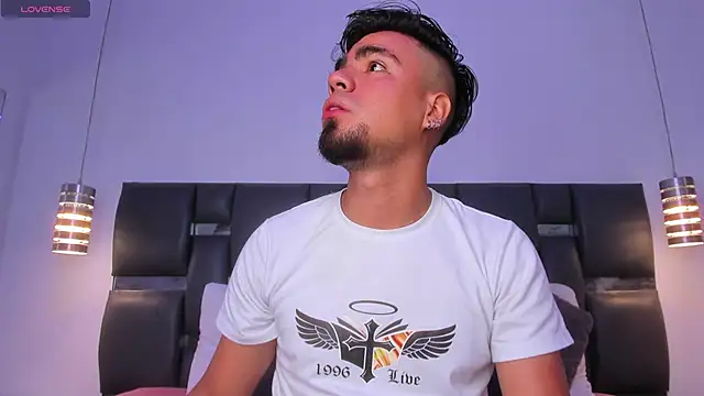 Snapshot of PittAndLunaa chatting on January 18, 1:04 pm PittAndLunaa online show from January 18, 1:04 pm