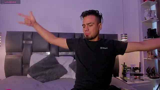 Snapshot of PittAndLunaa chatting on February 12, 12:33 pm PittAndLunaa online show from February 12, 12:33 pm