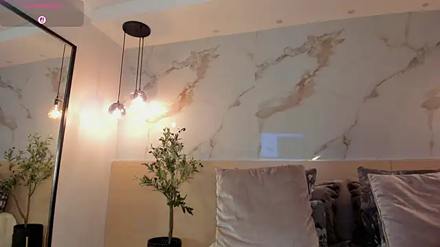 Snapshot of LeaThompson chatting on November 25, 11:05 pm LeaThompson online show from November 25, 11:05 pm