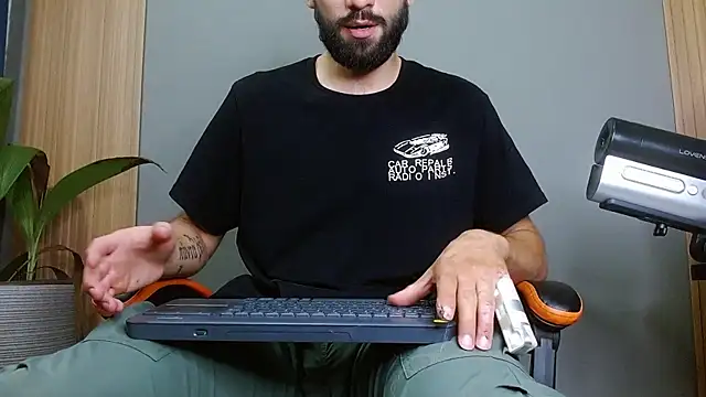 Snapshot of Mr_WhiteCock chatting on October 28, 11:18 pm Mr WhiteCock online show from October 28, 11:18 pm