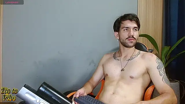 Snapshot of Mr_WhiteCock chatting on November 30, 2:26 am Mr WhiteCock online show from November 30, 2:26 am