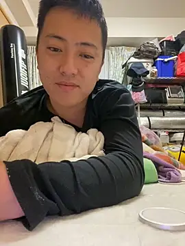 emon2122 online show from March 18, 6:15 pm