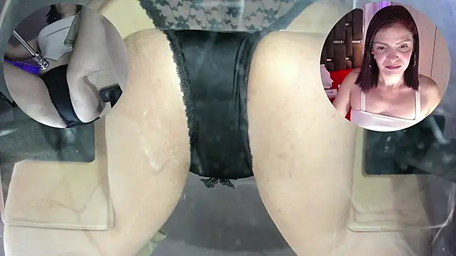 Snapshot of KatteMoss chatting on November 20, 8:30 pm KatteMoss online show from November 20, 8:30 pm