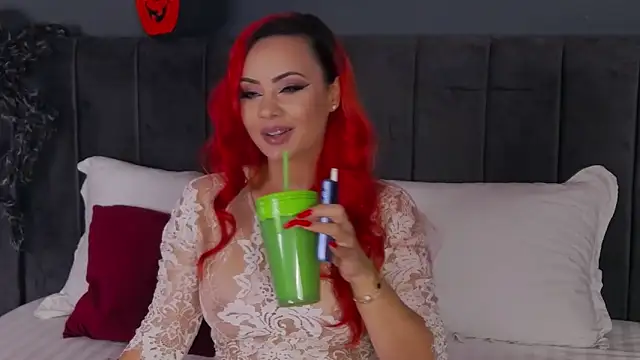 Snapshot of Emmelyn chatting on October 28, 5:44 am Emmelyn online show from October 28, 5:44 am