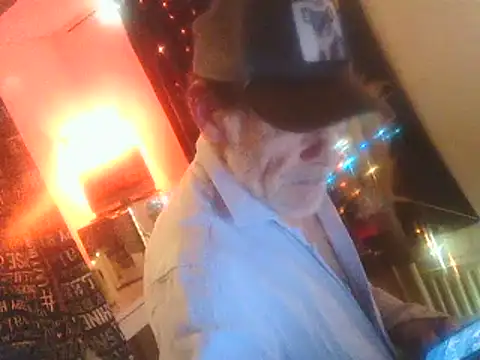 Snapshot of DaddyQuimHot chatting on March 19, 2:27 am DaddyQuimHot online show from March 19, 2:27 am