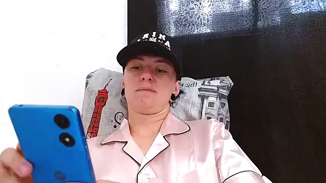 Snapshot of tomboyblue chatting on April 27, 1:53 pm tomboyblue online show from April 27, 1:53 pm
