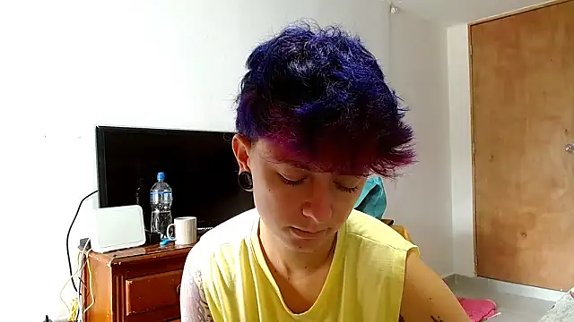 Snapshot of tomboyblue chatting on May 8, 5:40 pm tomboyblue online show from May 8, 5:40 pm